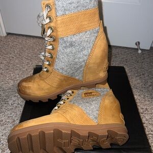 Sorel Women's Tan and Gray Lace Up Boots